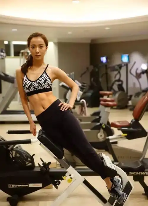 周冬雨自嘲表情包王珞丹大秀马甲线明星们竟然都在玩知乎