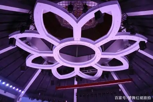 进入武术馆里面是个半圆的看台,舞台很宽,今天的节目是气功和硬气功