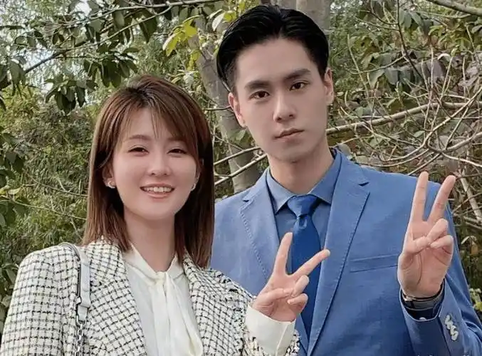 《小风暴》收官在即,乔欣晒与胡一天合照,但无精修的腿很吸睛!