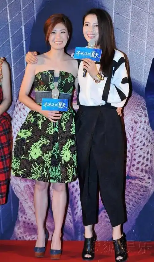 高圆圆算不算倾国倾城的大美女看她和贾静雯等人的合照就知道了