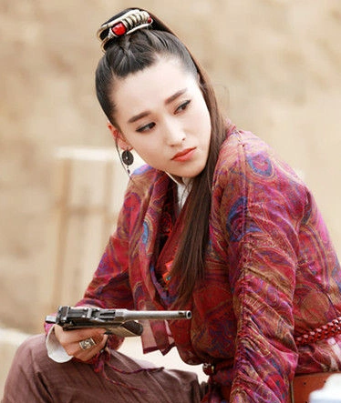 我想问一下,下两张图片分别是宁丹琳的那两部电视剧里的剧照