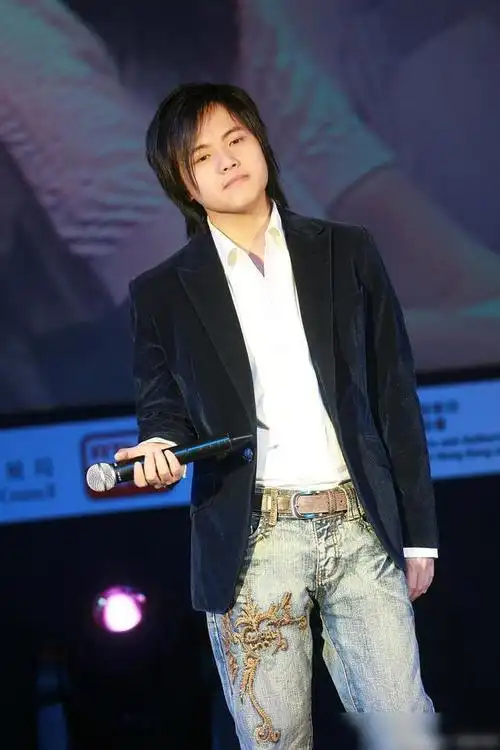 不过郑源确实很低调,一直专注创作.