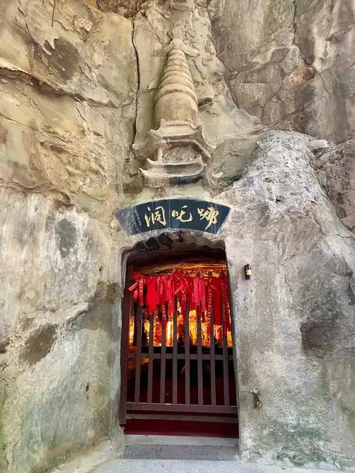 上的神话故事,即哪吒自刎后,托梦于其母殷夫人,在翠屏山修建哪吒行宫