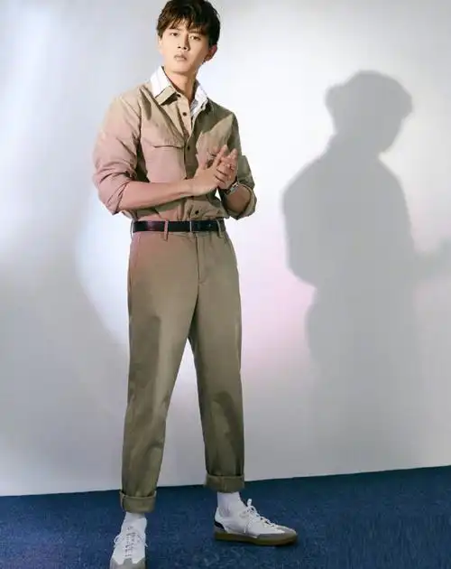 任嘉伦只穿了条黑色休闲裤就腿长2米既视感这身材太撩人心扉