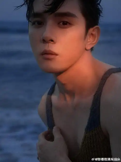 李佳琦的新发型好有型