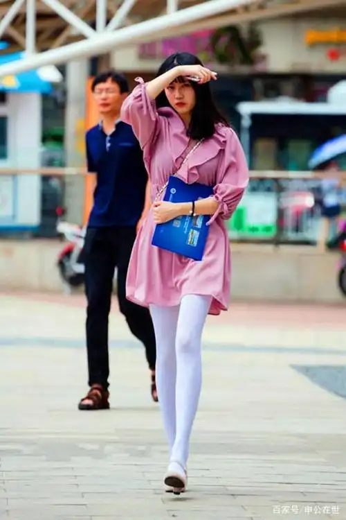 白丝袜自带优雅属性,显得美腿修长,穿出女神般的翩翩风度