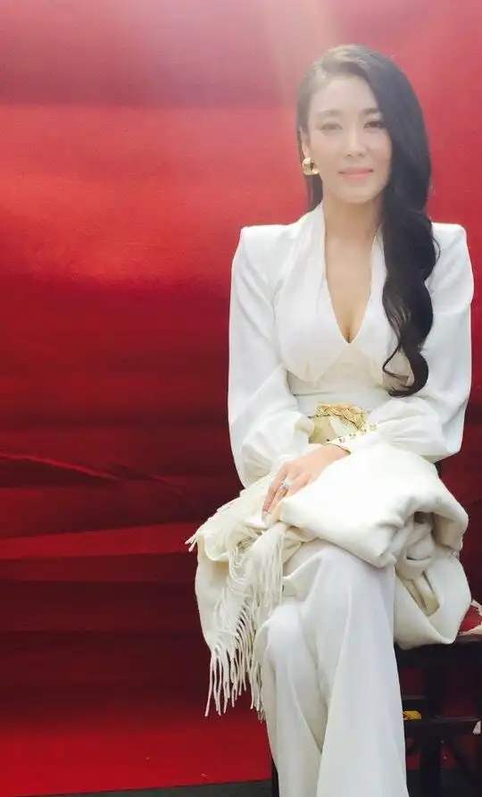 徐千雅,《坐上火车去拉萨》 的演唱者,很会穿衣搭配的一个女人