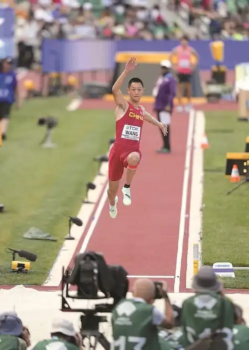 江苏运动员王嘉男获世锦赛跳远冠军十年磨剑一跃冲天