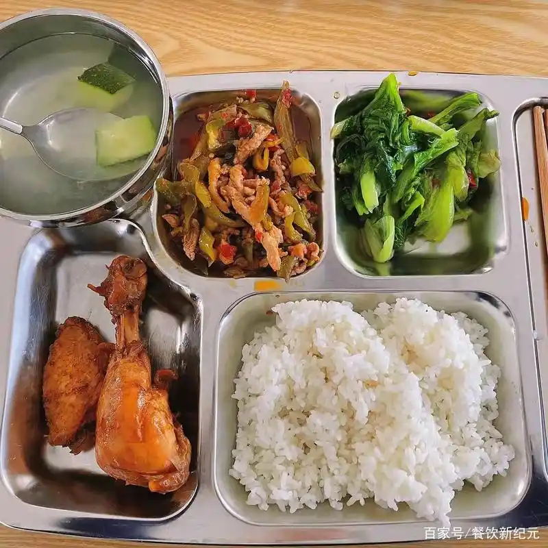 福建小伙晒新能源电池厂员工食堂走红包吃三餐菜品堪比自助餐