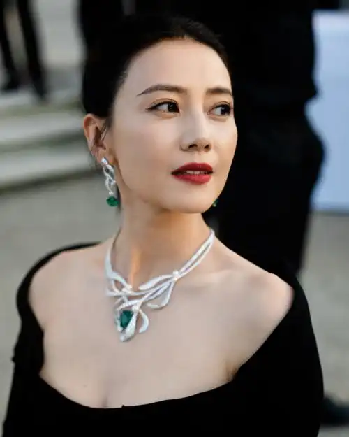 尚美巴黎chaumet品牌代言人@高圆圆佩戴全新le jardin de chaumet