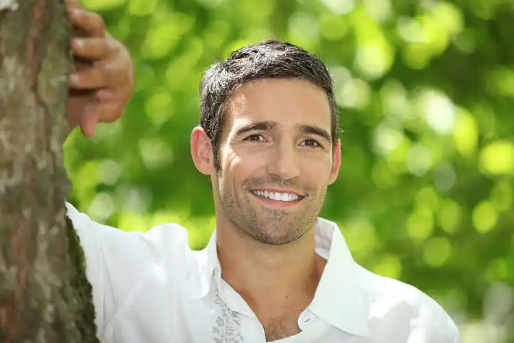 微笑,男人,树干