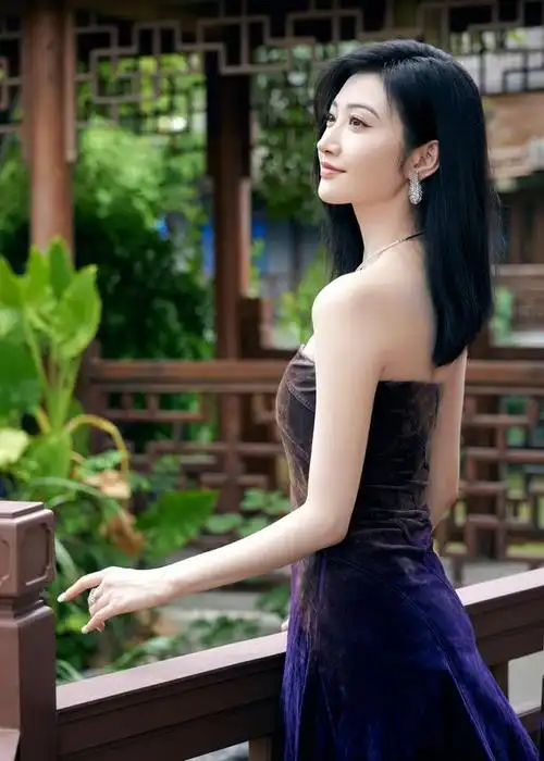 美丽绽放 景甜穿上黑色丝绒抹胸长裙 展现出优雅与性感并存的美态