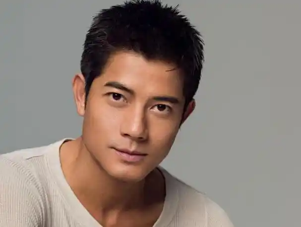 8月8日,有网在社交平台晒出一组照片,说是在上海街头遇到了郭富城一家