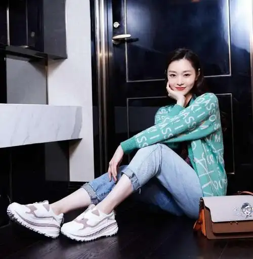 宋轶秒变优雅气质女孩吊带印花裙配双马尾法式浪漫轻松hold住