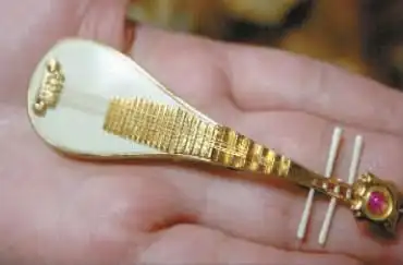 微刻大师潘启慧:3.5厘米长琴弦上刻630字"琵琶行"