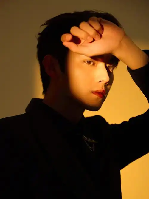 许凯光影反差感帅气写真图片