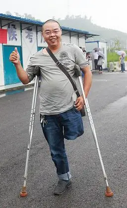 独腿汉考驾照要为老婆娃儿当车夫