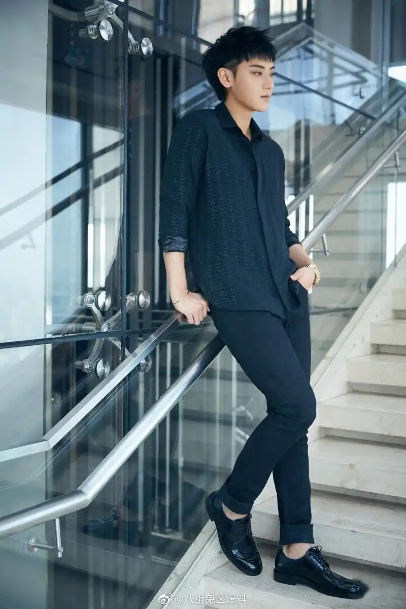 黄子韬以代言人身份亮相ysl品牌活动的韬韬,神仙比例的身材传说中屏幕