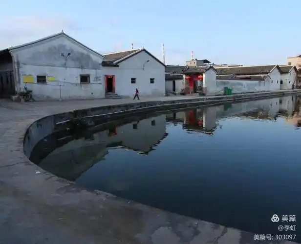 半亩方塘一鉴开,天光云影共徘徊.堂屋,横屋的前面是一口半月形的池塘.