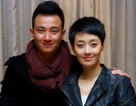 马伊琍离婚,官宣不到24小时,文章餐后搂一女子离开