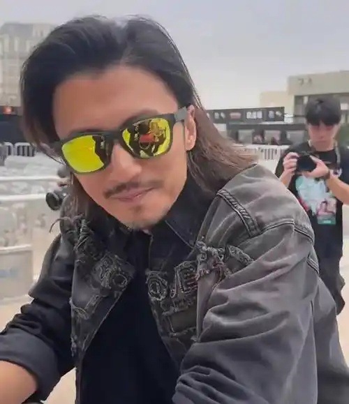 谢霆锋很适合长发和墨镜,侧颜更好看,这一次就连素颜都是那么帅_魅力