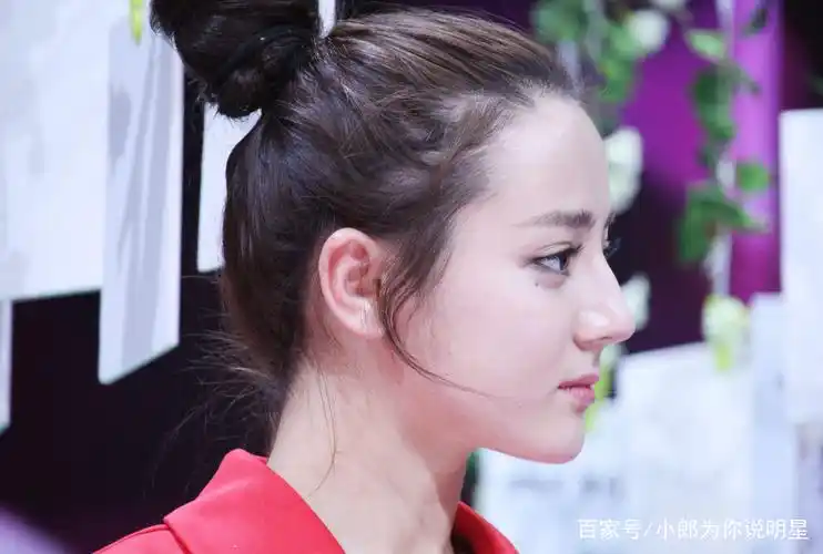 离开滤镜的她还是那么的养眼啊!早期走活动的迪丽热巴,魅力尽显