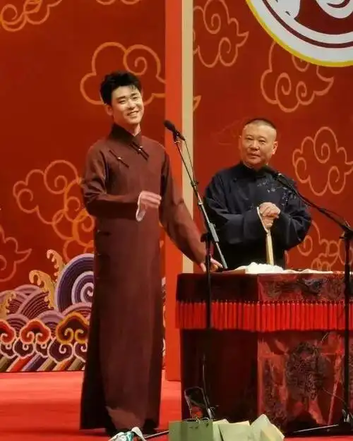 事实上,在秦霄贤登台之后,还有两位来自德云社的师兄,孟鹤堂和周九良