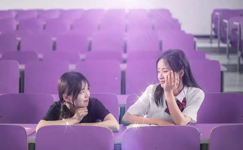 校园毕业两个女生闺蜜在大教室的合影