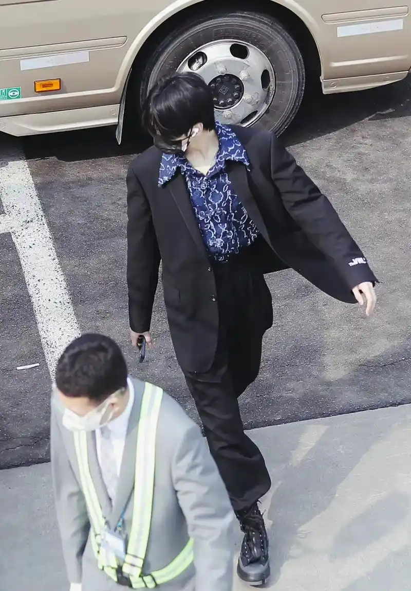 谁能拒绝浩翔的花衬衫呢#严浩翔 #帅哥分享 #帅气穿搭 #衣 - 抖音