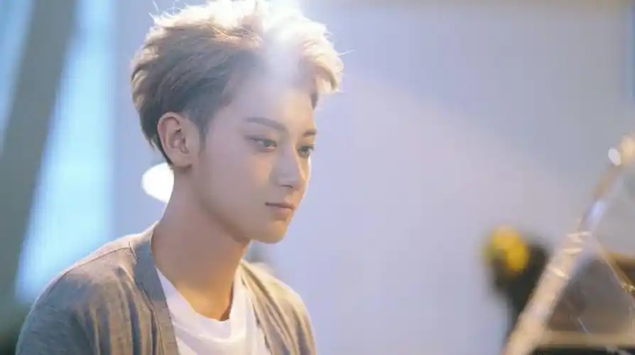 回顾善良的黄子韬成名后不忘聋哑的发小高薪聘请他当助理