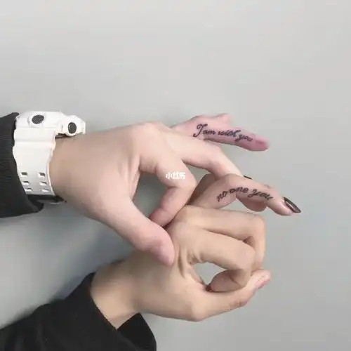 优惠多多#手指纹身  #日常生活里的快乐瞬间  #黑白摄影  #情侣纹身