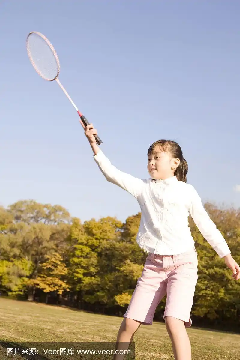 小学生打羽毛球