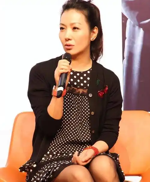 胡军全家到三亚旅游,妻子罕见露面,20岁女儿九儿长相高级似超模_卢芳