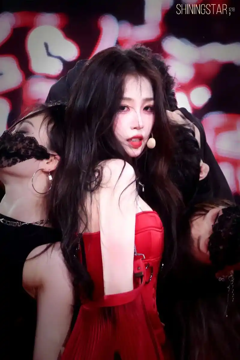 虞书欣the9演唱会红裙合集~好炸,好御姐,好杀,与红石榴完 - 抖音