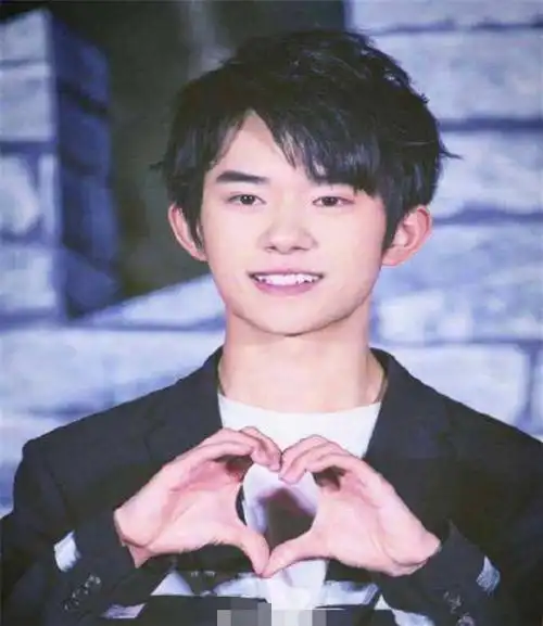 第三位就是易烊千玺了,他最喜欢的小怪癖就是比心了,千玺无论在什么