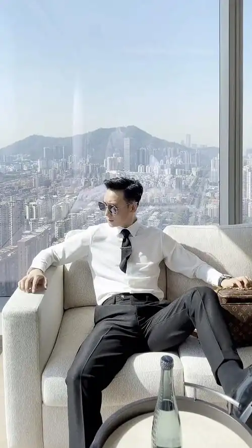 正装型男#阳光帅气的正装型男,是你们喜欢的类型吗?