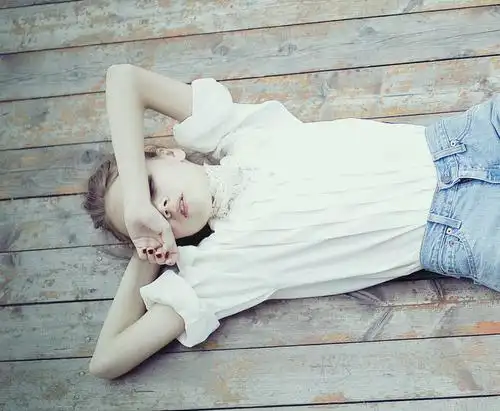 清晰,好看的女孩睡觉的图片.尽量唯美点啊.现在就要