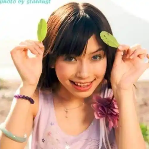 出道了,因为家庭的原因,她不得不出来挣钱补贴家用,所以那时候的照片