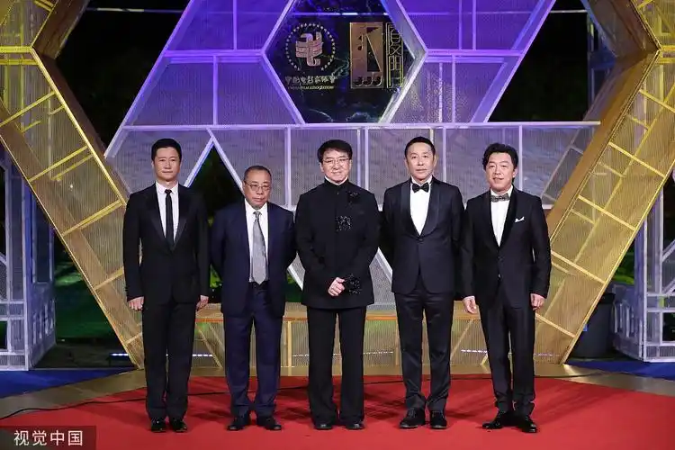 硬核男团!成龙陈道明黄渤吴京同框亮相金鸡红毯