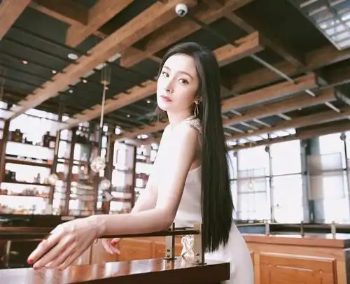 杨幂的黑长直发型也太惊园了,身穿白裙很清纯,看不出实际年龄