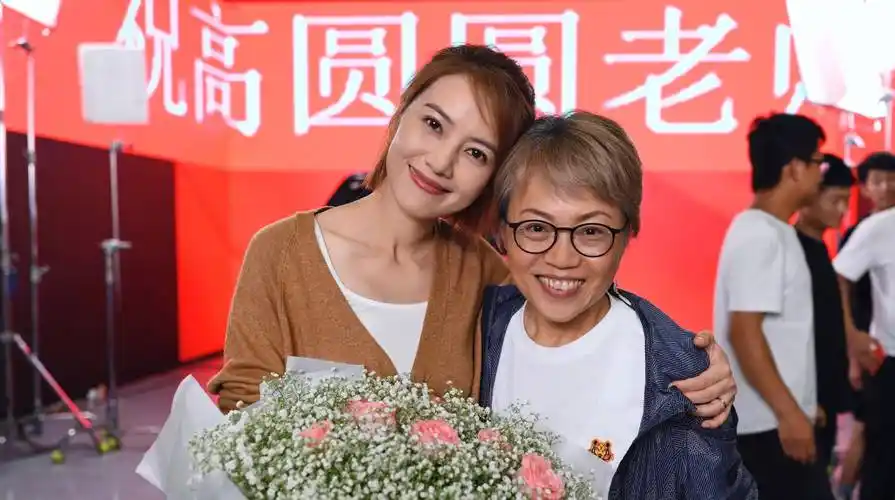 高圆圆罕走性感风,大露美背小腹平坦力破二胎传闻,助理在后打伞