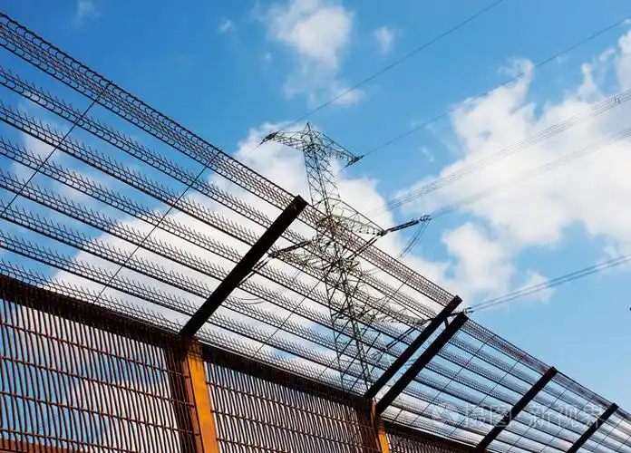 对天空屏障栅栏和电力塔