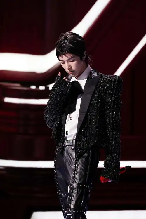 华晨宇黑色亮片垫肩西装搭皮裤摩登吸睛狼尾发型又酷又野