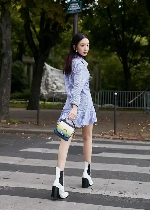 孟美岐身高165穿条纹超短裙配8千的短靴双腿细长引人羡慕