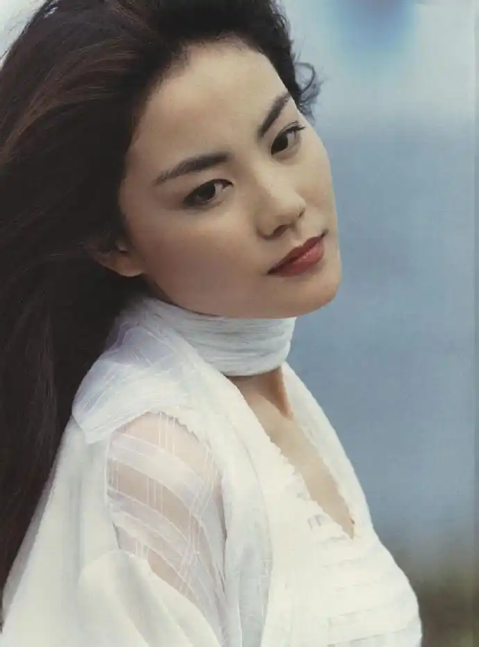 王菲旧照曝光一身白衣仙气飘飘弯眉秀目气质纯净