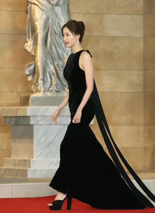 林允儿穿黑色礼服裙艳冠群芳,可看到露出的脚趾时,我忍不住笑了