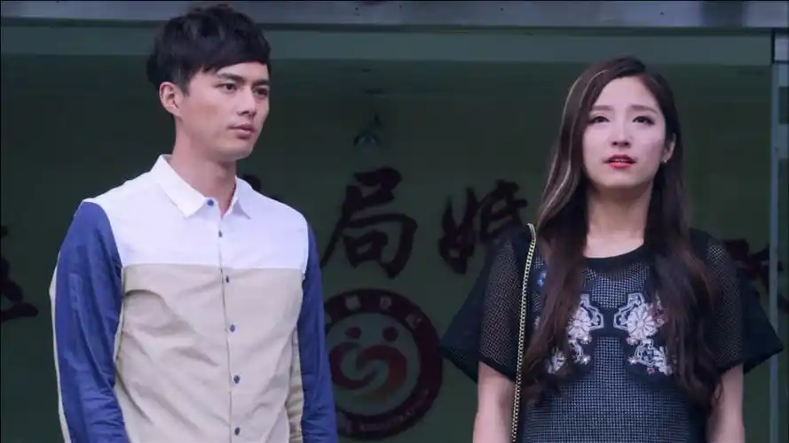 爱情万万岁:丽娅和老公去离婚,刚领完证,她抱着老公嚎啕大哭_腾讯视频