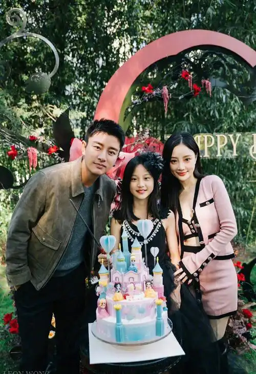 贾乃亮李小璐甜馨一家三口同框##贾乃亮李小璐甜馨合照好温馨