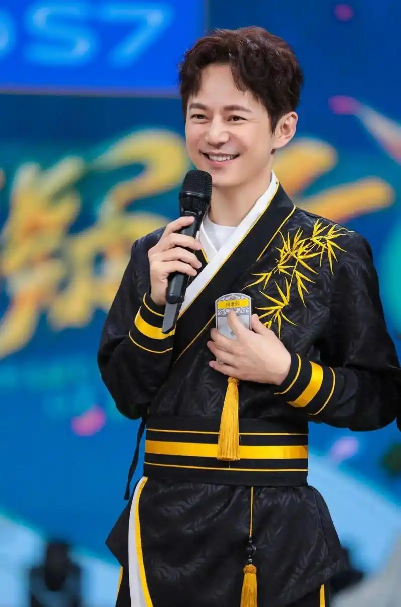 杨洋,军艺校草,因接演烂戏翻车,何时能清醒?