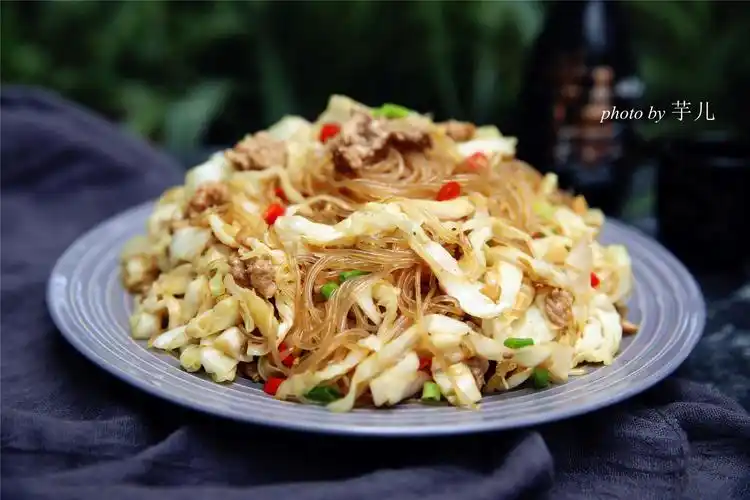 卷心菜炒粉丝的家常做法,营养健康,好吃又简单,一盘根本不够吃_包菜
